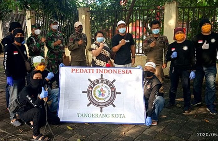 Persatuan Driver Transportasi Indonesia Berbagi Rejeki, Ratusan Masker Sampai Paket Sembako Disebar ke Pengguna jalan